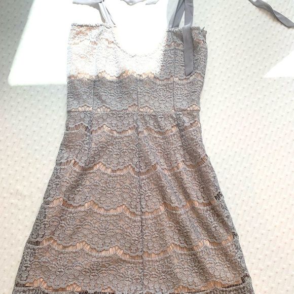 All About you a Lace Scoop Neck Tie Shoulder Shift Dress - Size 2 - Picture 3 of 4